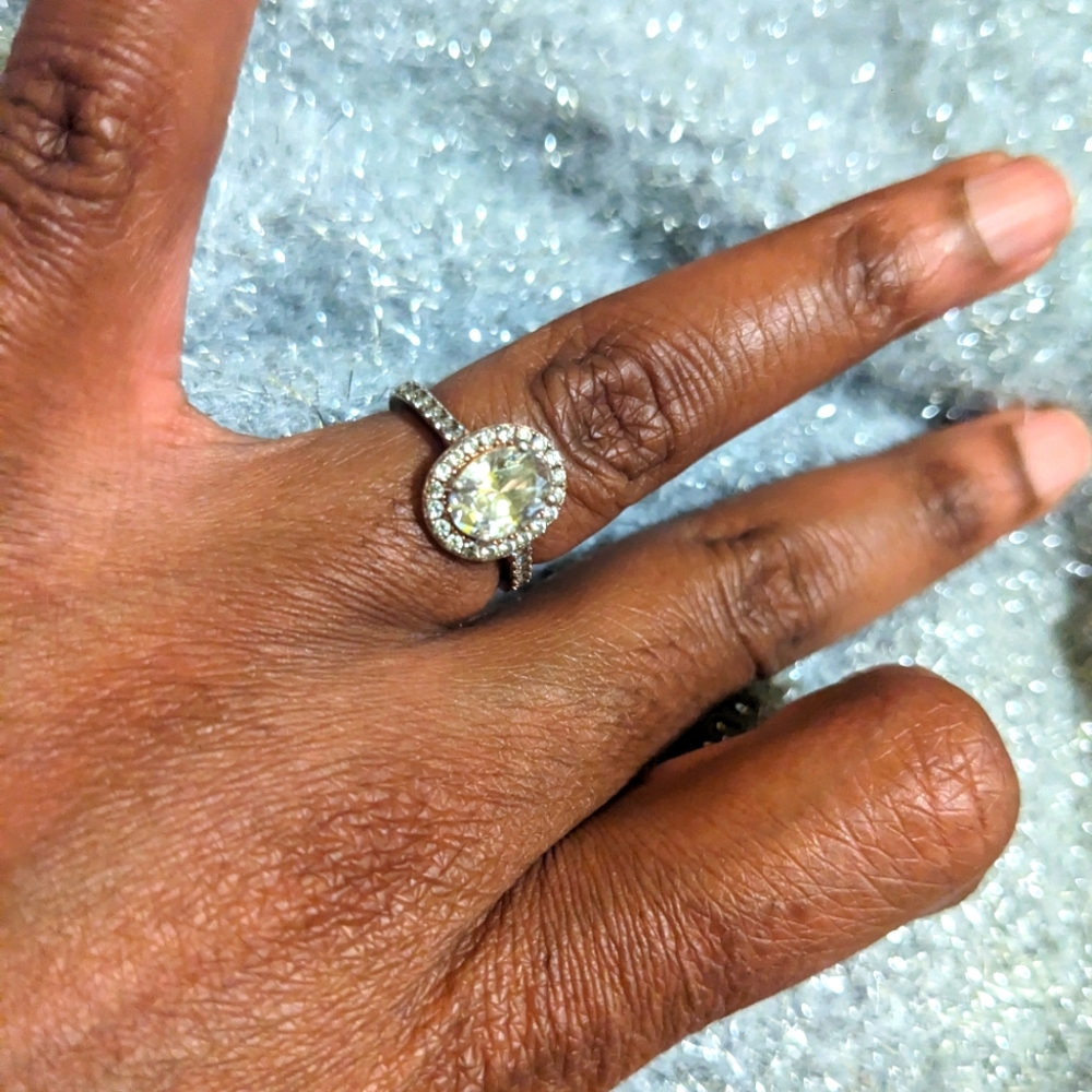 Engagement ring - Picture 5 of 9